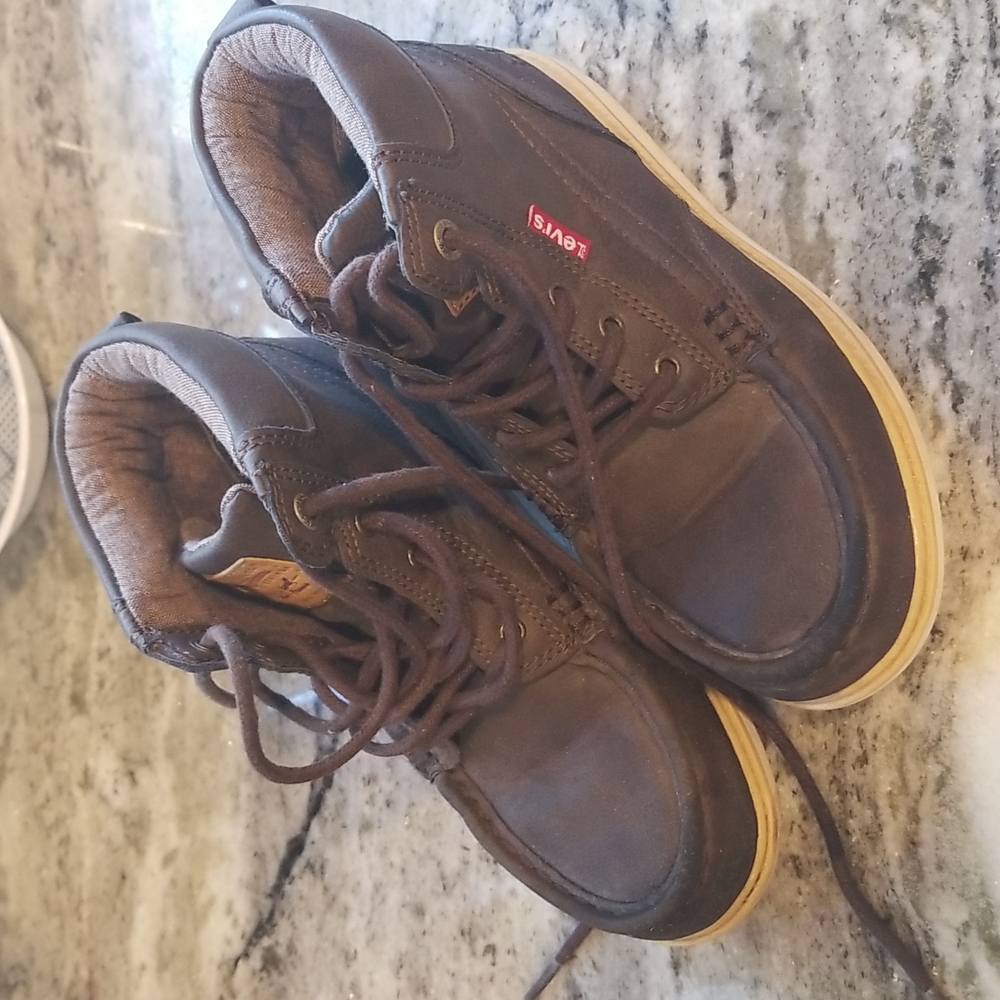 Boys Levi's boots size 1 youth.